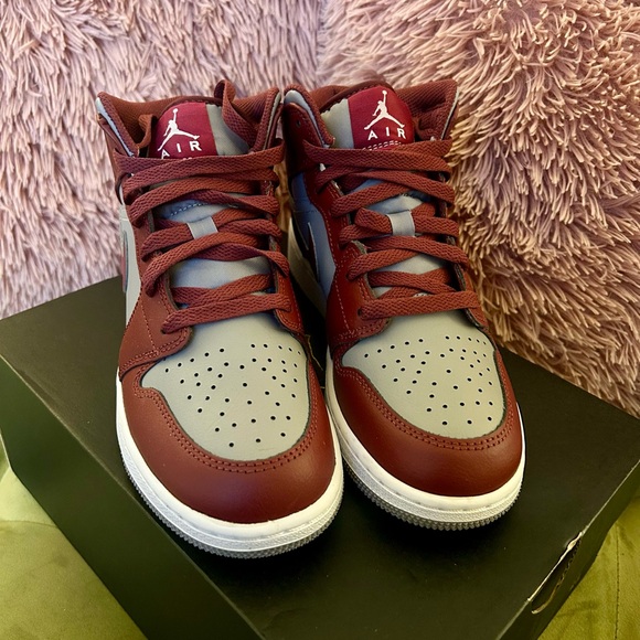 Jordan Other - NIB: Air Jordan 1 Mid (GS) 5.5Y - women’s size chart in photos